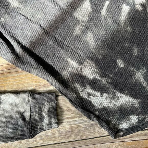 LularoeāErinĀ RaglanāTop - Picture 2 of 5